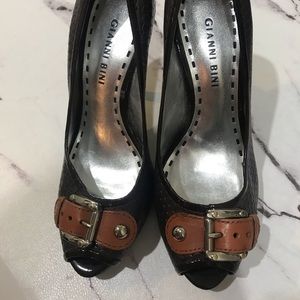 Gianni Bini Size 6.5 Leather peep toe heel